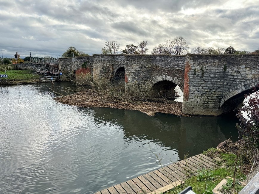 Image of debris collecting at the bottom of Bidford Bridge