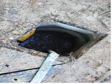 De-watering of manhole in eastern inbound verge ready for cleaning and concrete benching.